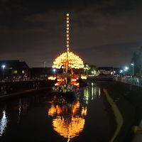 名古屋文化の道から須成祭と知多半島の旅（一日目・夜）～水路のような蟹江川を進む一隻のまきわら船。大勢の観客が見つめる先の水面には提灯の灯がゆらゆら映って。シンプルですが、詩情豊かな光景はちょっと感動的です～