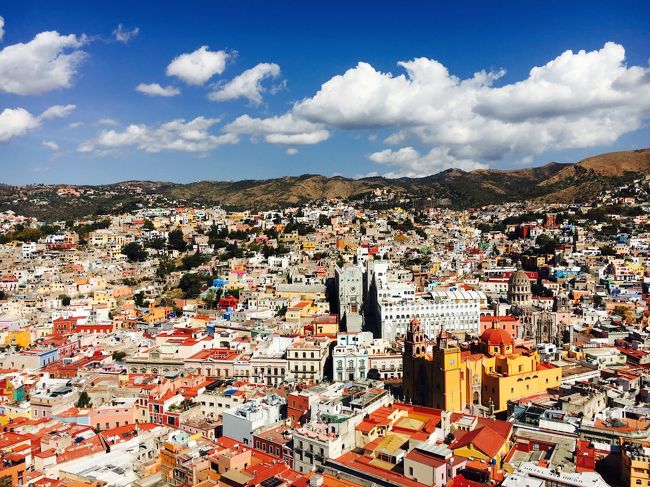 2016年12月初旬に家族がメキシコへ来たのでイラプアトからもっと近い観光地であり世界遺産のグアナファトへ行ってきました。<br />これまで5回くらいグアナファトには来ていますが家族で来るのは初めてでした。いつも通りピピラ記念像側の駐車場に車を止めグアナファトの街を一望してからケーブルカーを使って街へグアナファトの街をブラブラしました。