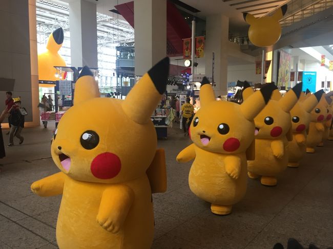 噂のピカチューイベントに行ってみました。想像以上に町中がピカチューだらけでびっくり!!!普通に歩いてるだけでピカチュー関連のポップが常に目に入ってくるだけでなく、そこら中でお散歩中のピカチューに遭遇します。みなとみらいエリアに1500匹もいるそうですw<br /><br />私はもうやってませんが、周辺ではポケモンGOのレアポケモンが大量に発生していたらしく、国内だけではなく世界中からポケモンGOユーザーが集まっていて、町中どこに行ってもスマホがつながりにくいほどの混雑でした。(各ケータイキャリアも臨時の基地局出してましたが、追いついてなかった様子。<br /><br />そもそもポケモンにはあまり興味がなく暇つぶしに行ってみただけでしたが、ポケモンのコンテンツ力ってやっぱり凄いんですねー。