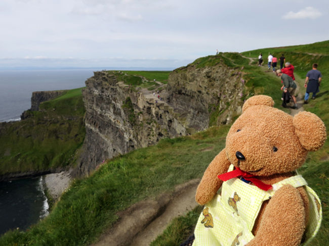 2017年5月23日-6月2日までアイルランドを旅してきました。以下、旅行の日程で、ここでは5月28日（後半）の様子をまとめました。<br /><br />5月23日 成田発エアフラで、ダブリンへ<br />5月24日 ダブリン観光<br />5月25日 ダブリン観光<br />5月26日 ダブリンからゴールウェイへバス移動<br />5月27日 ゴールウェイからドゥーリンへバスで移動後、モハーの断崖 観光<br />5月28日 再び、モハーの断崖 観光<br />5月29日 ドゥーリンからゴールウェイへバス移動<br />5月30日 ゴールウェイからダブリンへバス移動<br />5月31日 ダブリン発ニューグレンジ日帰りツアー参加<br />6月 1日 パリ経由のエアフラで帰国（成田着は6月2日）<br /><br />今回、私の旅の友となるクマのぬいぐるみは、旅行歴14年となる「プーニャ」。プラハ旅行記で登場したクマクマウーを参考に型紙を作り、初めて手作りしたクマです。