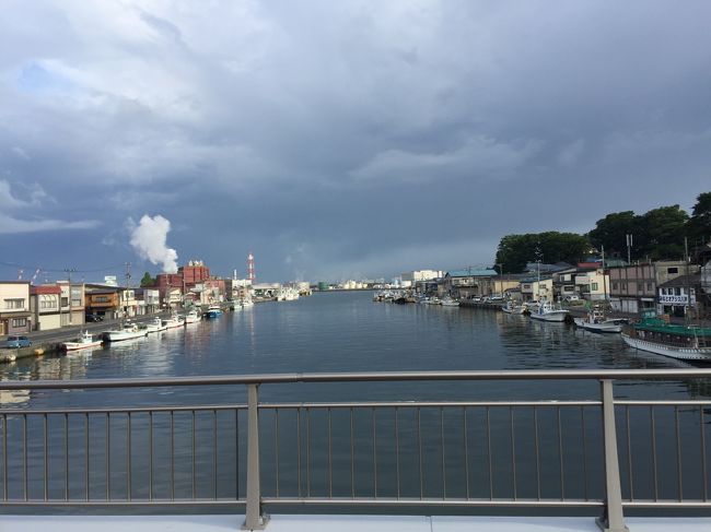 最終日の天気予報は雨のち曇りでまだ雨は降ってない<br />写真は陸奥湊駅そばを流れる新井田川