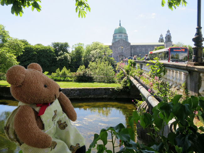 2017年5月23日-6月2日までアイルランドを旅してきました。以下、旅行の日程で、ここでは5月29日(後半)の様子をまとめました。<br /><br />5月23日 成田発エアフラで、ダブリンへ<br />5月24日 ダブリン観光<br />5月25日 ダブリン観光<br />5月26日 ダブリンからゴールウェイへバス移動<br />5月27日 ゴールウェイからドゥーリンへバスで移動後、モハーの断崖 観光<br />5月28日 再び、モハーの断崖 観光<br />5月29日 ドゥーリンからゴールウェイへバス移動<br />5月30日 ゴールウェイからダブリンへバス移動<br />5月31日 ダブリン発ニューグレンジ日帰りツアー参加<br />6月 1日 パリ経由のエアフラで帰国(成田着は6月2日)<br /><br />今回、私の旅の友となるクマのぬいぐるみは、旅行歴14年となる「プーニャ」。プラハ旅行記で登場したクマクマウーを参考に型紙を作り、初めて手作りしたクマです。