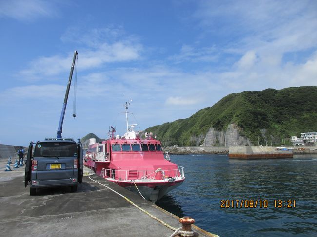 「・・・・・・・・・・・・で、俺たちの夏休みは？」<br />数日後の中欧旅行に向けて、たらたらと準備を始めた7月上旬に夫が問いかけてきた。<br /> <br />お、おぅ！<br />行く気があったのか！<br /> <br />息子Ａ→お盆周辺のみの休み。<br />夫→お盆周辺の休みはＮＧ。<br /> <br />で、今年は無理だね～って事になっていたのでは？と思いつつも、<br />息子Ａより今年の夏休みは長いらしいと話も聞いていたので、<br />優しい私は、「安・近・短」でかつ、夫好みの旅行先をちゃんと考えていたんだよ。<br /> <br />「山の日」の三連休は流石にこの時点で既に船は満席だったから、<br />夫にどうにか一日休みをとってもらい、８月１０日から、二泊三日で神津島でキャンプしてきたよ。<br /><br />★８月１０日（木）　熱海港　―東海汽船　ジェットフォイル→　神津島・前浜湾<br />　８月１１日（金）　神津島<br />　８月１２日（土）　神津島・前浜湾　―東海汽船　ジェットフォイル→　熱海港<br /><br />★のところが今回の旅行記。