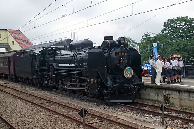 祝日といっても、職場の夏休み初日と重なって有難味が薄い、8月11日（金)＝山の日、高崎から横川までの「SLレトロ碓氷」号に乗って、夏の一日を楽しんできました。<br /><br />SL乗車は、20年位前に体験した「EL＆SL奥利根」号以来。<br /><br />列車を牽引する蒸気機関車のD51-498が時折放つ豪快な汽笛や煙突から吹き上がる煙の匂い、<br />「カタン、カタン」ではなく、「ゴトゴト」と足元から伝わる重い響きのジョイント音、<br />冷房などなく、天井で扇風機が回り、長く使用されてきたであろう歴史を想い起させる年季の入った旧型客車の雰囲気、緑の田園が広がる沿線の車窓風景など、それら全てを、それこそ、スマホいじりなどせず、終点横川までの一時間余り、五感を研ぎ澄まして味わいました。<br /><br />沿線にはD51を撮影しようとする撮り鉄さんや、地元住民の方たちが笑顔で手を振る姿がそこかしこに。<br /><br />終点横川では地元高校生たちによる和太鼓の演奏が降車客たちを歓迎していました。<br /><br />下車後は、横川駅から徒歩5分の場所にある碓氷関所跡に向かい、往時に想いを巡らせました。<br /><br />その後は横川駅近くにある、国道18号線沿いのおぎのやさんに向かい、復路で乗車する「ELレトロ碓氷」号の出発近くまで過ごしました。<br /><br />駅の立ち食いで天ぷらそばを口にしてはいましたが、横川に来たならば決して外してはならない、“ド定番”の「峠の釜めし」をいただいたり、家族へのお土産探しをして過ごしました。<br />もう何度食べたかわからない峠の釜めしですが、憎らしいことに、悔しいことに、今回も“やっぱり”美味しいのでした（笑）。<br />あー、食べてよかった。<br /><br />車窓に広がる長閑な田園風景を眺めながら往復の車中で自然に頭に浮かんできたのは、井上陽水さんの名曲「少年時代」のメロディ。<br />この曲は、映画「少年時代」の主題歌に、原作者の藤子不二雄Aさんが井上陽水さんに依頼して出来上がった曲ですが、出来上がった曲を試聴した藤子不二雄Aさんは絶句、しばらく押し黙ってしまったそうです。<br />想像を上回るあまりの出来の良さに感動し、言葉が出てこなかったらしいです。<br />納得させられるエピソードだと思いましたね。<br /><br />この短い列車の旅の印象は、さながらこの「少年時代」のようでした。<br />