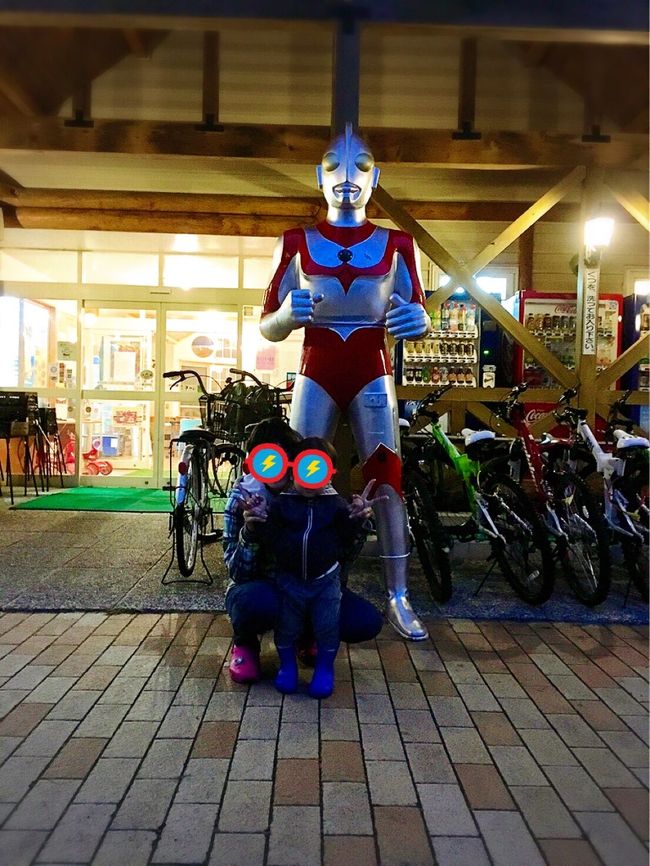 ◆まあぶオートキャンプ場<br />http://mypage.fukanavi.com/campsite/camp-sisetu.html<br />◆B-2、B-3 電源有り<br />1区画3,000円(ベネフィット20%)⇒2,400円<br />大人1人 1,000円 合計10,800円<br />◆in13:00 out11:00<br />◆アグリ工房温泉500円⇒250円 <br />(半額割引複数回適応。割引券がなくなったら受付でもらえます)<br />◆ゴミ袋支給(ゴミ袋足りなくなったら受付でもらえます)<br />◆その他施設<br />シャワールーム有り、ウォシュレット付トイレ有り、<br />オムツ替え台有り、電子レンジ有り、<br />レンタル自転車、三輪車、ボール、バドミントンなど有り<br />(6/15インターネットより予約)<br />==============================<br /><br />週間天気予報ではずーっと晴れだったのに、<br />前日から雨予報に・・・<br />結局道中ずーっと雨でした。<br /><br />7:30集合して雨だけど、時間天気を見たら一応曇り。<br />天気予報を信じて旭山動物園へGO!<br />途中砂川SAで休憩。こどもの国に変更しようか?<br />ともなったけど、結構混んでるし雨だし。<br />そのまま旭山動物園へ。<br />途中晴れ間が!おおおッ!ってなったらインター降りたら<br />めっちゃ降ってきて、旭山動物園へ電話。<br />雨です。と、笑<br />傘の貸し出し有。券売機の列も既に入場開始してるのでもう並んでません。<br />駐車場も正門は満車だけど東門は空いてます。って事で<br />10:00旭山動物園着。<br />途中民間の有料駐車場のすごい呼び込みを横目に<br />どんどん進んで一番奥の東門駐車場へ。<br />雨のおかげか、全然空いてました!<br />券売窓口で円山動物園の年間パスを提示して100円割引してもらいました<br />(http://www.city.sapporo.jp/zoo/jazawaribiki.html)<br />