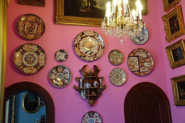 表紙の写真はザモイスキ博物館に展示されている有田焼のお皿です。<br /><br />グダンスクからワルシャワへ、そしてルブリンに移動した。ポーランドの基幹線で電化されていないのが、このワルシャワからルブリン方面である。そのため、電車は途中で機関車の交換がなされるため、運航が遅れることがある。今回も交換に時間を要したが、ルブリン着は10分遅れであった。さすがポーランド国鉄で、ルーマニアとは大違いである。<br /><br />さて、ルブリンだが、旧市街は小さく街自体に大きな魅力はない。しかし、ルブリンに行ったら必見なのが、KOZLOWKA(コズフカ)にあるザモイスキ博物館です。これを見に行かねば、ルブリンに来た意味がありません。ザモシチやカジェミエシュ・ドルヌイも有名ですが、それよりもこのザモイスキ博物館を優先して訪れるべきです。推測ですが、この博物館はポーランドでは国宝級の扱いではないかと思います。<br /><br />貴族であったザモイスキ家の宮殿なのですが、コズフカという村に忽然として建ってます。<br />行き方ですが、ルブリンのPKSバスターミナルのINFでKOZLOWKAにいつ行きたいと聞けば、バスの時間を教えてくれます。バスはKOZLOWKAを経由してその先まで行くバスとなります。本数は少ないです。この他では近くの街であるLUBARTOWまでルブリンからバスが多く出ていて、その街でバスを乗り換えて行くこともできます。ただし、乗り換えのバスの本数は少ないです。<br />行きは直通バスで行き、帰りはルブリン行きのバスが少ないので、LUBARTOWまでまず行き、そこでルブリン行きに乗り換えて下さい。朝から行った方が良いと思います。なにぶんバスが少ないので。なお、KOZLOWKAに着くと目の前に宮殿があります。<br /><br />宮殿内は個人で自由には歩けません。ガイドさんが付くツアーのみです。入場券を買うと時間が記載されてますが、その時間がツアーのスタート時間ですので、集合場所に行って下さい。ほぼ40分程度の館内ツアーです。宮殿本館以外にも建物がありますので、ツアーのスター前か後か、時間がある方で見学してください。<br /><br />なお、宮殿内には赤い絨毯がひいてありますが、歩くのはこの絨毯の上のみで、そこからはみ出してはいけません。また、先頭にはガイドさん、一番最後には各ドア閉める方が付いて回ります。それほど宮殿は大事に保全されてます。<br /><br />博物館内にはものすごい数のコレクションが展示されていて、こんな田舎の村の宮殿がと、圧倒されます。<br />なお、日本の有田焼のお皿、狩野派の日本画も展示されてます。<br /><br />この地方にはPULAWY(プワヴィ)の街にチャルトリスキ家(貴族)の邸宅があります。こちらも博物館になっていて、中を見学できます。ただし、規模は遥かにザモイスキ博物館が上回ります。<br />PULAWYは街なのでルブリンから多くのバス便があります。<br /><br />博物館への行き方ですが、15分ほどの歩きとなります。バスはショッピングセンターの駐車場に着きます。センターの右側が大きな通りで、この通りを乗って来たバスの進行方向側に7分程度進むと、左側に公園に行く道がありますので、そこを直進すれば突き当りが博物館です。不安な場合は駐車場にタクシーがいますので、MUZEUM CZARTROYSKICHと紙に書いて示せば運転手さんは直ぐに分かります。<br /><br />PULAWYからカジミエシュ・ドルヌイまで1時間に1本の割合でバスが出ています。事前に時間を確認しておいて、帰りにはこの村に寄ってきてください。村からはルブリン行きのバスが出ていますので、帰りは心配いりません。<br />博物館と村とで1日がかりとなります。<br />なお、バスはPKSのターミナルに隣接するバス乗り場からミニバスとして出ています。ザモシチもこちらのバス停ですので。<br /><br />朝から出て、ザモイスキ博物館から午後一番ぐらいにルブリンに戻れれば、ザモシチに行くことも可能と思います(ザモシチ行きのバスは多く出ているので)。<br /><br />そんな訳で、ルブリンは行くところが多くありますので、是非訪れて下さい。<br /><br />なお、今回は旧市街から少し外れたPERLA BROWARアパートに宿泊しました、35m2程度の広さで、きれい、設備が良い、エアコンありで、かつ値段が安いと最高に良かったアパートでした。<br /><br />ルブリンからクラコフには行くにはバスとなります。<br />急行のミニバスが出ており(所要時間5時間ほど)、事前に切符を買う必要があります。1時間に1本程度です。座席数に限りがあるので、事前の切符購入が重要ですので。クラコフは電車駅に隣接するバスターミナルに着きます。また、ルブリンからウクライナ行きのバスが多数出ています。