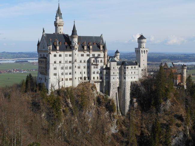 毎年　この頃に展示会を見るためにドイツへ行きます。観光旅行ではないので旅行記にするほどの写真を撮ってませんが、チョットした事の印象集とご理解ください。<br />尚、表紙の写真は４年前位の写真です。この数年気、このカットが撮影出来る場所にはいく事が出来ません。工事中か、雪深いので通行止めになっています。今年も４月末というのに、お城近辺は天候が悪く景色が良い場所へいく事が敵いませんでした。しかしながら、、我ながら会心の作なので、使用しました。<br />2017年４月２０日木曜、関空 AM9:30発の大韓航空にて、ソウル経由フランクフルトへ。フランクフルトには同日の夕方PM5:20~40着。ICEに乗り換え、ヴュルツブルグに二時間ほどで到着。ホテルにチェックインです。<br />そこから　旅行記の始まりです。