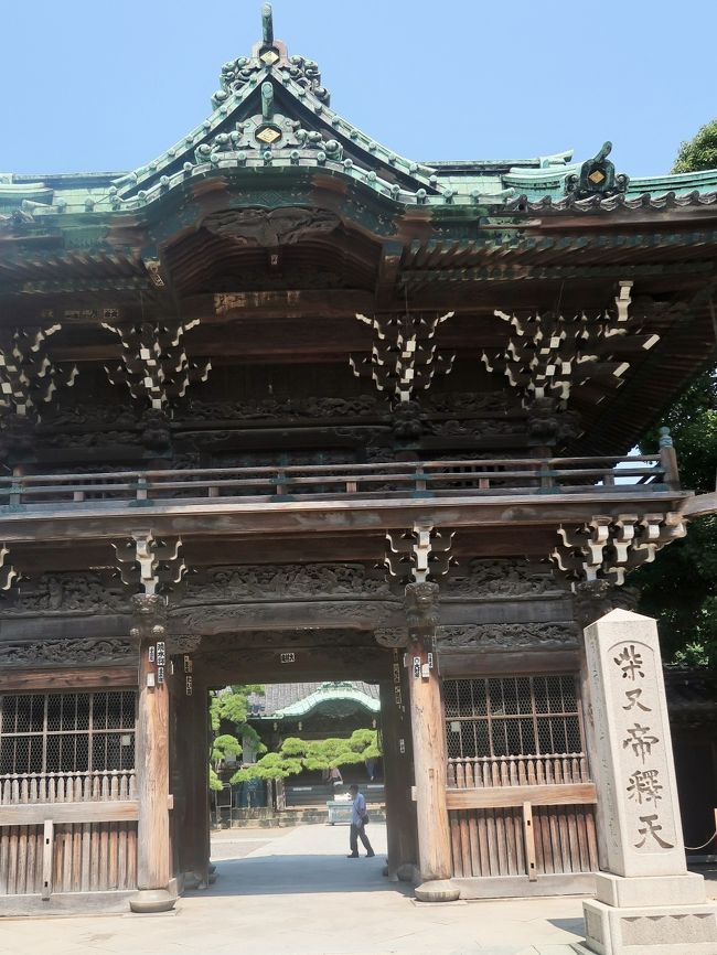 柴又帝釈天（しばまたたいしゃくてん）は、東京都葛飾区柴又七丁目にある日蓮宗の寺院の通称である。正式名称は経栄山 題経寺（きょうえいざん だいきょうじ）である。旧本山は大本山中山法華経寺。親師法縁。なお、「帝釈天」とは本来の意味では仏教の守護神である天部の一つを指すが、地元では、題経寺の略称として用られることも多い。<br /><br />江戸時代初期の寛永6年（1629年）に、禅那院日忠および題経院日栄という2名の僧によって開創された日蓮宗寺院である。18世紀末、9世住職の日敬（にっきょう）の頃から当寺の帝釈天が信仰を集めるようになり、「柴又帝釈天」として知られるようになった。<br />板本尊は片面に「南無妙法蓮華経」の題目と法華経薬王品の要文、片面には右手に剣を持った帝釈天像を表したもので、これが発見されたのが安永8年（1779年）の庚申の日であったことから、60日に一度の庚申の日が縁日となった。帝釈天の縁日は庚申の日とされ、庚申信仰とも関連して多くの参詣人を集めるようになった。<br />20世紀後半以降は、人気映画シリーズ『男はつらいよ』の渥美清演じる主人公・車寅次郎（寅さん）ゆかりの寺として知られるようになる。<br /><br />京成電鉄柴又駅前から参道が伸びている。参道の両側には名物の草だんごや塩せんべいを売る店、老舗の川魚料理店などが軒を連ねている。参道の突き当たりに二天門が建ち、正面に帝釈堂、右に祖師堂（旧本堂）、その右手前に釈迦堂（開山堂）、本堂裏手に大客殿などが建つ。<br />境内はさほど広くなく、建物は大部分が明治以降の建築である。二天門、帝釈堂などは彩色を施さない素木造のため一見地味に見えるが、細部には精巧な装飾彫刻が施されている。<br />二天門・・明治29年（1896年）の建立。入母屋造瓦葺の楼門（2階建て門）で、屋根には唐破風と千鳥破風を付す。柱上の貫などには浮き彫りの装飾彫刻を施す。初層左右には四天王のうちの増長天および広目天の二天を安置し、門の名はこれに由来する。<br /><br />帝釈堂・・二天門を入った境内正面に位置する。手前の拝殿と奥の内殿から成り、ともに入母屋造瓦葺で、拝殿屋根には唐破風と大ぶりの千鳥破風を付す。内殿は大正4年（1915年）、拝殿は昭和4年（1929年）の完成。内殿には帝釈天の板本尊を安置し、左右に四天王のうちの持国天と多聞天（毘沙門天）を安置する（四天王の残り2体は二天門に安置）。内殿外側には全面に浮き彫りの装飾彫刻が施されている。<br /> 大客殿・・本堂裏に位置する。昭和4年（1929年）の完成で、入母屋造瓦葺、平屋建の左右に細長い建築である。東京都の選定歴史的建造物になっている。座敷4室を左右1列に配し、これらの手前には庭に面し、ガラス障子を立て込んだ廊下がある。座敷のうちもっとも奥に位置する「頂経の間」の「南天の床柱」は、日本一のものといわれ、直径30センチ、滋賀県の伊吹山にあった樹齢約1,500年の南天の自然木を使用したものである。<br />邃渓園（すいけいえん）・・大客殿前に広がる池泉式庭園で、昭和40年（1965年）、向島の庭師永井楽山の設計による。庭園への立ち入りは禁止されているが、周囲に設けられた屋根付きの廊下から見ることができる。<br />（フリー百科事典『ウィキペディア（Wikipedia）』より引用）<br /><br />柴又帝釈天　については・・<br />http://www.taishakuten.or.jp/