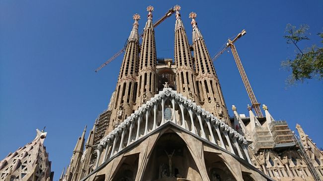 一番見たかった世界遺産の一つでもある Antoni Gaudíのサグラダファミリア！！<br /><br />今回は、泊まったホテルからも一望出来てベットの中からもサグラダファミリアが見れました。<br /><br />今回教会内には、事前予約しておらずネットで予約しないと当日行って入れるほど甘くない施設でした。<br /><br />外から見ても細かくてじっくり眺めていられる建築物でした。<br /><br />https://ja.wikipedia.org/wiki/%E3%82%B5%E3%82%B0%E3%83%A9%E3%83%80%E3%83%BB%E3%83%95%E3%82%A1%E3%83%9F%E3%83%AA%E3%82%A2