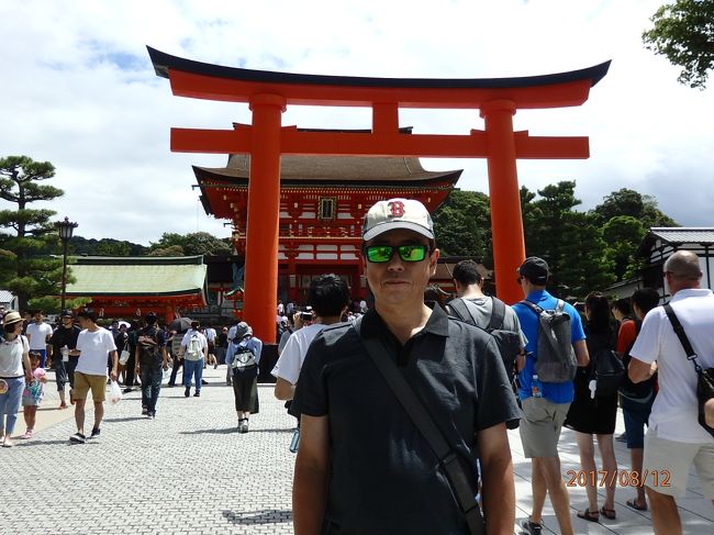 5年振りの京都、そして前回と同じ暑い夏旅。<br />中学の修学旅行で京都デビューして45年‥。春夏秋冬何度訪れたか分からないが、いつ行っても興味は尽きない街です。<br />今回は初めてポイントが多めで楽しめたと思います。<br /><br />どこへ行くかは前日決めて動くのがいつものスタイル。<br />絶対と決めていた「伏見稲荷大社」を中心に考えました。<br />少し前に娘が友人と行って「面白い!」と言っていたこと、<br />TripAdviserの「観光・アクティビティ」「史跡」で、<br />日本全体で第1位、京都市でも第1位(1,152箇所中)という超々人気観光地でもあります。<br />歩くまち・京都レールきっぷという企画チケットを発見し、行動範囲を広げることが出来ました。<br /><br />夕食もTripAdviserで京都フレンチ第1位(67店中)のビストロを1週間前に予約できたので、<br />とても楽しみにしていました。