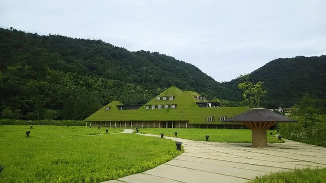 クラブハリエのバームクーヘンは<br />関東でも「美味しい!」と評判です。<br />箱もお洒落だし、お土産にするととても喜んで頂けます。<br /><br />せっかくなので<br />滋賀へ立ち寄り<br />話題の「ラコリーナ」でお土産購入兼ねて<br />カフェで焼きたてバームクーヘンをいただきたいと思います。<br /><br />
