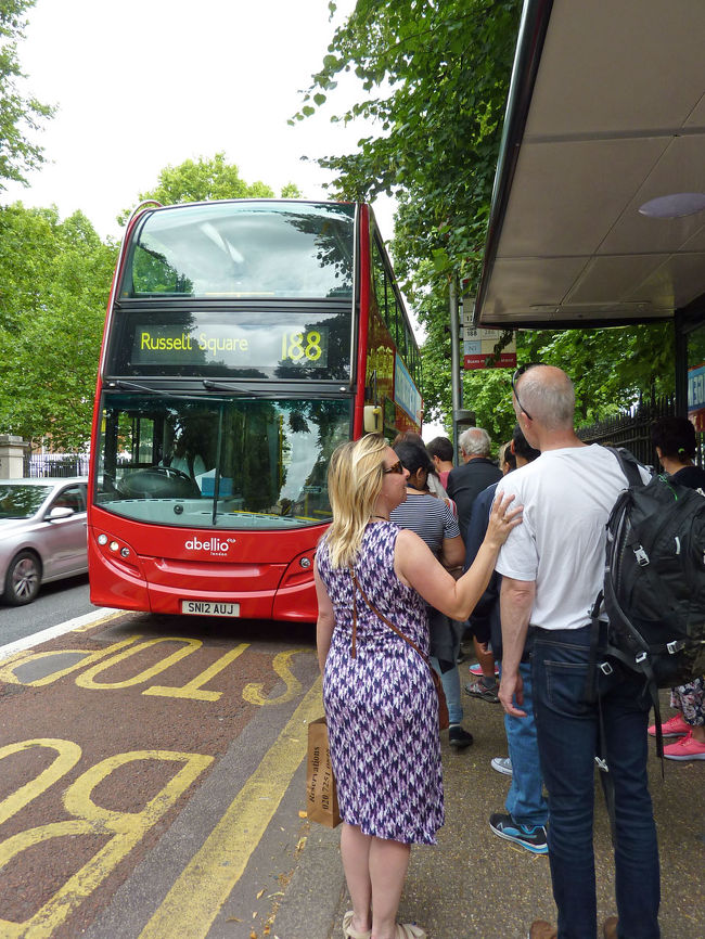 グリニッジからロンドン市内へは帰りは<br />バスにしました。<br />路線バスの１８８番です。