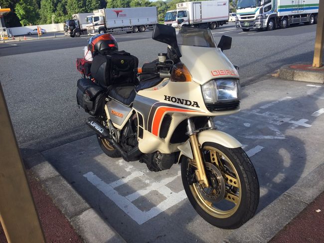 荷物が出来上がったので引取に行きました。<br />今回はホンダＣＸ５００ターボ　昭和のバイクですが元気に走ってます。<br />帰りは快適に　昭和の時代にこのスピードで疲れないこんな良いバイクが造れたなんて凄いと　実感！<br />最高速は今のバイクには勝てませんが、５００ｃｃでこの走り　熱風さえなければ快適かな<br />約1500ｋｍ　走って帰ってきてから　夜は家族でゲームコーナーで夜中１時まで遊べましたよ。<br />本当に良いバイクですよ！