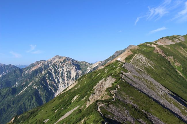 NHK「坂の上の雲」を見ていて、そののエンディングで流れていた稜線の景色がすばらしく、<br />再放送を見て、ここに行ってみたいと思うようになりました。<br />調べてみると、長野・白馬の手前の小蓮華山への稜線とわかりました。<br />小蓮華山へは、長野・栂池高原からのコースと新潟側の蓮華温泉からのコースがありましたが、<br />栂池高原からの場合ゴンドラ代がかかることと、<br />雪渓を登らないといけない(雪渓を登った経験がない。後に雪渓は避けられると知りました)ため、<br />移動時間が長くなりますが、新潟側に回り込んで、蓮華温泉コースを選ぶことになりました。<br /><br />ちなみに登山経験はないに等しいです。(10年以上前に、富士山に2度登ったことがあるだけ)<br />山小屋予約時に、到着が17時頃だと伝えると(この感覚が登山初心者)<br />その時間だと、ほかに登山者がいないため、何かあった時に発見されないため、早めの登山を勧められました。<br />なるほどと理解し、できるだけ早く行こうと思ったのですが、登山口到着がすでに12:30を過ぎていました。。。<br />(ETC機器もなく、節約のため、基本的高速は使わない主義です)<br /><br />初めての登山に向けて準備したもの。<br />・リュック(普段使いのリュックはありましたが、肩ひものクッション性が全くない、雨予防がない)+リュックカバー<br />・レインウェア(登山初心者サイトを少し調べていて、防水透湿性が大事だとあったので、一番安いものを探して購入)<br /><br />それと、天気予報がよい時にしか行かない、悪化したら迷わず撤退、と決めていました。<br /><br />以下主な行程です。<br />8/7(日)小蓮華温泉12:42→天狗の庭→白馬大池山荘16:40<br /> 山頂は霧、(一時晴れ間) <br /> 白馬大池山荘泊 <br /><br />8/8(月)白馬大池5:55→船越の頭→小蓮華山7:55/8:15→白馬大池10:00/10:50→小蓮華温泉14:00<br /><br /> 駒ヶ根・菅の台バスセンターへ、車中泊<br /><br />8/9(火)菅の台バスセンター6:25→しのび平6:55/7:10→千畳敷7:20<br /> 千畳敷カール一周(約1h)、極楽平(10分で断念)<br /> 千畳敷9:40→→しのび平9:50/9:55→菅の台バスセンター10:25<br /> 霧ヶ峰へ、車山(車山肩より登山(上り50分、下り40分)<br />