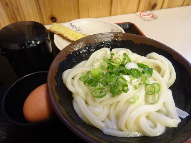 雪で立ち往生したため剣山を諦め、向かった先は金比羅さん。まあ、まっとうな香川観光に戻ったわけですね。なんか、食べてばっかになってしまいました･･･。<br /><br />□0日目　サンライズ瀬戸で出発<br />□1日目　直島→剣山へ移動<br />■2日目　剣山を諦め、金比羅神社へ<br />□3日目　石槌山<br />□4日目　しまなみ海道を大三島まで<br />□5日目　大久野島（うさぎ島）<br />□6日目　しまなみ海道を尾道まで<br />□7日目　飛行機が欠航して、急遽宮島