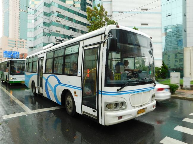 中国と香港を結ぶ高速鉄道の建設が延期を繰り返し、どうやら２０１８年開業のよう。となれば中国の車両が香港に乗り入れるのも最後となるでしょうから、今年のお盆休みは香港に行こうと（実は去年から）考えていました。香港には福岡からＬＣＣが飛んでいるのですが、往路が極めて高い。となれば鹿児島出発は見なかったことにして、安上がりルートを考えたときに韓国中国経由を思いつきました。肝心の香港は実働７時間半です。中国の予約サイトc-tripで寝台が予約ができたのも、このわけのわからない旅程を組んだきっかけとりなりました。「サマーバーゲンきっぷ」を使いたいがために（福岡空港８：５０に間に合わせるのも少し怖かったため）ゼロ泊して毎晩夜行列車で０泊５日一本勝負！中国東方航空で青島に飛んだものの、中国はずっと雨でした。<br /><br />きっぷ：サマーバーゲンきっぷ＆ＬＣＣ＆普通乗車券<br />旅程概要<br />08.11：川尻～熊本～博多<br />08.12：博多～箱崎～貝塚～福岡空港～大邱空港～峨洋橋～東大邱～天安～ソウル首都圏～益山～<br />08.13：益山～水原～仁川～ソウル首都圏～仁川空港～青島空港～青島～<br />08.14：麻城～九江～<br />08.15：深セン（土へんに川）～香港～福岡空港～博多～熊本～川尻