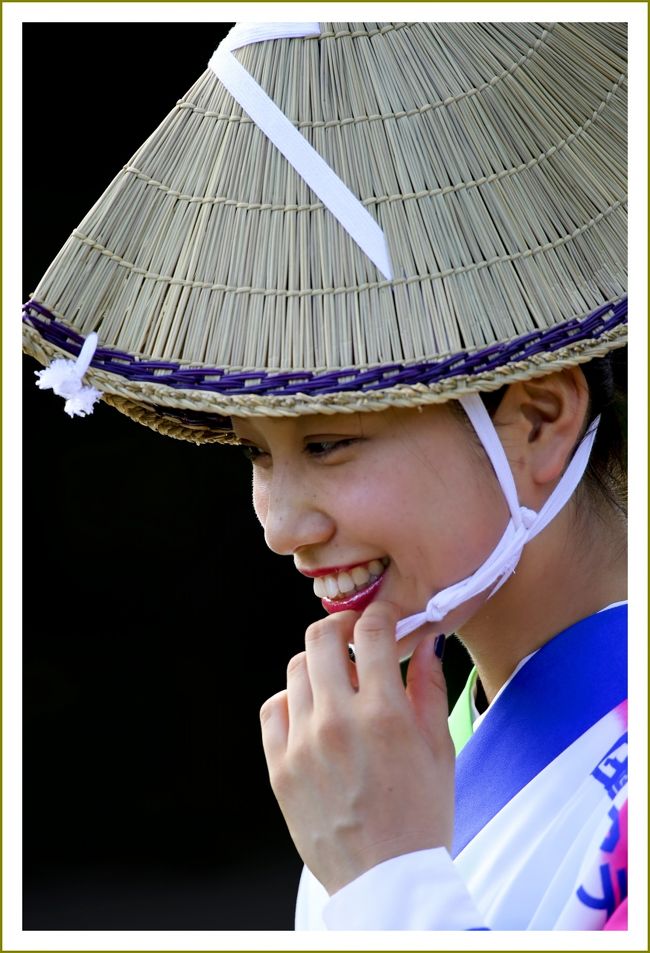 ■えらいやっちゃえらいやっちゃヨイヨイヨイヨイ～♪阿波踊り撮影会／徳島県徳島市<br /><br />【　手記　】<br />　ここ１ケ月半ほど体調が芳しくなく、身体がずっと異様な疲労感に包まれていて、長旅（長距離走）に行くことは控えていましたが、気合一発！やっと重い身体をあげて行動しようか、と言う気になりました。<br />　えらいやっちゃ、えらいやっちゃ、ヨイヨイヨイヨイ、踊る阿呆に見る阿呆、同じ阿呆なら撮らなきゃ損々～♪・・・と言うことで、９年ぶりに写真クラブの方々といっしょに徳島まで阿波おどりの撮影会へ行って参りました。<br />　今回はクラブの先生の車に便乗させていただき＾＾阿波踊り撮影会に連れて行ってもらうことに。運転交代をしながら往復したので、ひとり運転旅より道中はたいへん楽チンでした。いざ！ドリンク飲んで、四国徳島までGOGO－！<br />　しか～し、平均年齢は約70歳、酷暑の中、重いカメラ道具を提げて街中を９時間以上も歩きづめでみんな辛かったです。携帯万歩計は17000歩だった。自宅に到着したのは深夜1時半、無茶な日帰り行動、チカれたあ～！<br />　さらにその翌日は睡眠不足の中、東京からやって来た学友たちとミニ同窓会を開催したので完全に体力がエンプティーに。と言うことで、その後ひ弱なGodzillaくんは３日ほど寝込んでしまいました、とさ・・・。<br /><br />▽日本最大規模の徳島の阿波おどり<br />　徳島市の夏の祭典である阿波おどりは、夕刻（午後6時）にはじまります。熱気に包まれた会場は、「よしこの」のリズムにのって一気に白熱化します。午後10時30分まで踊りは続きます。<br />　メイン会場は、市の中心部の公園や通りに設けられた演舞場・おどり広場・おどりロード・まちかど広場です。<br />　一方、昼間の阿波おどりは、選抜阿波おどりがメインとなり、有名連による阿波おどりがステージで上演されます。さらに、8月11日には、アスティとくしまにおいて前夜祭が開催され、有名連の合同による阿波おどりが行われます。<br />　このほか、JR徳島駅前広場等市内一円で繰り広げられる街角での阿波おどり、三味線流し、船上からの邦楽演奏、興源寺での奉納阿波おどり、姉妹都市仙台すずめ踊りなど多彩な踊り関連の催事が行われます。<br /><br />▽400年の歴史がある徳島の阿波踊り<br />　毎年、140万人を超える見物客が訪れ、期間中は、徳島市の中心街が阿波おどり一色に染まります。<br />　市内に設けられた有料・無料演舞場、おどり広場などで、「えらいやっちゃ、えらいやっちゃ、ヨイヨイヨイヨイ、踊る阿呆に見る阿呆同じ阿呆なら踊らにゃ損々」の囃子詞にのせて、阿波おどりが繰り広げられます。<br />　阿波おどり初心者も参加できる「にわか連」も行なわれます。<br />　街中に阿波おどりのお囃子が響き、ぞめきのリズムが踊り子や見物客の身も心も弾ませる徳島の阿波踊り。三味線、太鼓、鉦鼓、篠笛などの2拍子の伴奏にのって連（れん）と呼ばれる踊り手の集団が踊り歩きます。<br />　えらいやっちゃ、えらいやっちゃ、ヨイヨイヨイヨイ、踊る阿呆（あほう）に見る阿呆、同じ阿呆なら踊らな損々…と唄われるよしこの（江戸時代に流行したリズム）で知られます。しかし、よしこのは大手の有名連以外はあまり使われず、主にヤットサーヤットサーという掛け声のほうが多用されています。<br /><br />▽阿波踊り起源<br />　阿波踊り起源の説から考えてみると、阿波では得意の阿波踊りで「ええじゃないか」を踊ったのはごく自然なことでした。<br />　ただそれまでの阿波踊りは、人形浄瑠璃の太棹が鳴り物の主力を占めていたといわれるように、若干テンポの緩やかな踊りであったのに対して、テンポの早い「ええじゃないか」の大流行を契機として、阿波踊りもテンポを速め、鳴り物の主役も細棹に取り替えられていったというのも、かなり多くの人たちの主張です。<br />　その真偽について実証することはできないことですが、阿波踊りを知るにあたり興味深い課題の一つです<br />　踊りと同時に連の編成も変わっていきました。戦前には２０人程度だった連は戦後次第に大型化し、最大で１００人規模に膨れ上がりました。 鳴り物は三味線などの弦楽器から鐘、太鼓といった打楽器中心の編成となりました。<br />　大音量、大編成、そして一糸乱れぬ組織力、これが現在の阿波踊りの主流となりました。時代とともにその姿を変えていった阿波踊り。しかし阿波踊りはいつも庶民とともにありました。<br />　人々が感じる喜びや悲しみ、さらには憎しみや怒りまでもが、その原動力となって阿波踊りは今に生きています。阿波踊りの４００年、それは時代をたくましく生きた庶民の歴史でした。 <br /><br />＊連・・・阿波おどりを踊る団体、グループのことを【連】と呼びます。<br />＊ぞめき・・・阿波おどり特有の二拍子の軽快で陽気なリズムのことです。<br />＊ヤットサー・・・踊りの始まりや途中の掛声の一つで「ヤットサー」と声をあげると「あ、ヤット、ヤット」と返します。名古屋弁の「やっとかめ」に通じるといわれ「ひさしぶり、元気だった？」の意味です。<br />＊エライヤッチャ・・・エライヤッチャは“偉い奴”ではなく、関西弁の“エライコッチャ”とよく似た意味で「大変なことだが平気だぞ」といった複雑な意味が込められています。<br />＊鳴り物・・・阿波おどりの伴奏をつとめる楽器の数々。三味線をはじめ大太鼓、締太鼓、鉦、笛、鼓などが用いられています。<br /><br />　阿波踊りの開催期間中は、桟敷（さじき）と呼ばれる演舞場がたてられます。この演舞場は、ほぼ一直線のメインストリートがあり、その両サイドに階段型のスタンドがたっているものです。徳島駅周辺に、いくつかの演舞場が立てられるのですが、このうち4カ所は、有料です。<br />