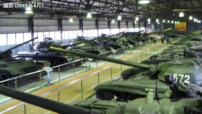 ■クビンカ戦車博物館<br /><br /> 大本命だったクビンカですが、足回りに苦労しました。現時点では、電車移動は不可能です。将来は、クビンカ駅とクビンカ戦車博物館、さらにパトリオットパークを繋ぐ鉄道が通るらしいですが、現在は通っていませんでした。さらに、ホームページには駅と博物館を繋ぐシャトルバスがあると書いてあったのですが、まさかに(私が行った時には)存在しませんでした。仕方なくタクシーで移動しました。しかしながら戦車博物館に着いてから…、次のパトリオットパークに行く足もない!結局、再びタクシーを呼ぶ羽目になりました。さらに、驚くほど遠い遠い。すげー遠かったです。しかも戦車博物館に着いてから吹雪となってしまい、…参りました。<br /><br /> 戦車博物館まで行くだけならクビンカ駅まで電車移動で、後タクシーを使ったらいいかもしれませんが、現在、目玉と言える戦車たちは半分くらいパークの方に行ってしまっており、パークまで行かないわけにいきません。移動のことを考えれば、タクシーを呼ぶよりは絶対、送迎車を頼んでおく方がよいと思います。<br /><br /> 戦車博物館に展示されている戦車で、T-72とT-80は「おさわりOK」で、内部に入ることもOKでした(私は、残念ながら先にロシア人の小さい子供が2人入っていたので、乗るのを諦めました。しかし、T-シリーズの戦車に乗れるとは神秘的です)。
