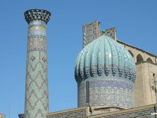 今年の夏の旅行は、ウズベキスタン航空のチャーター便を利用したツアーに参加することにしました。<br />中央アジアのイスラム文化圏に行くのはこれが初めてです。<br />写真で見たサマルカンドブルーに彩られた建築物を見るのが楽しみです。<br />旅行日程は以下の通り<br />8/8  成田国際空港発～サマルカンド着<br />8/9  サマルカンド観光<br />8/10 サマルカンド発～シャフリサブス～ブハラ<br />8/11 ブハラ観光<br />8/12 ブハラ～ヒヴァ<br />8/13 カラ巡り～ヒヴァ観光<br />8/14 ヒヴァ～ウルゲンチ～タシケント～帰国<br />8/15 帰国<br /><br />久しぶりのイスラム教圏の旅行ということで、独特な幾何学模様の装飾が施された建築群を堪能することができました。<br /><br />その①は成田～サマルカンドまで、出発当日日本には台風が来ていたので、念のために前日から成田にホテルをとって宿泊することにしました。<br /><br />　　　<br />