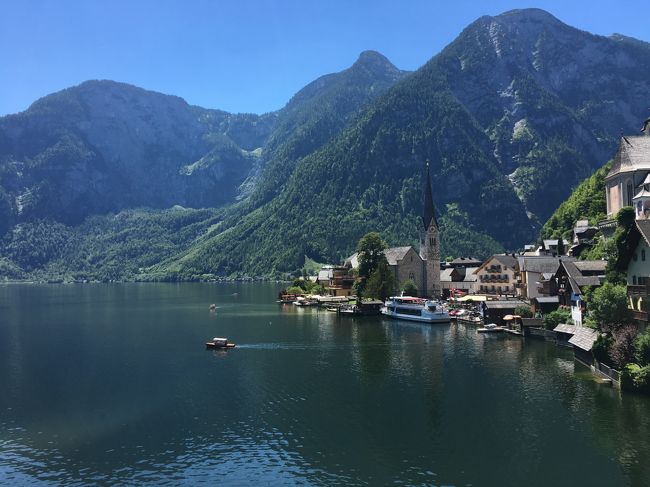 女子二人旅☆今年の夏の旅行は中欧に行くことにしました。「ウィーンに行こう！」から始まった旅計画でしたが、中欧は思いのほかステキで楽しいところでした♪<br />-----------------------<br />【１日目】出国編<br />【２日目】プラハ編<br />【３日目】チェスキークルムロフ編<br />【４日目】ハルシュタット編・ザルツブルグ編<br /><br />　ホテル発<br />　　：（バス約75Km)<br />　ハルシュタット塩抗<br />　　：<br />　ハルシュタット湖散策<br />　　：<br />　「白馬亭」ランチ<br />　　：<br />　”ザルツブルグ編”へ続く<br /><br />【５日目】メルク編<br />【６日目】ウィーン編<br />【７日目】ブラチスラバ編<br />【８日目】ブダペスト編<br />【９・１０日目】帰国・ＪＡＬ工場見学編<br />【おまけ】おみやげ編<br />-----------------------<br /><br />阪急交通社 新・美しき中欧１０日間<br />羽田発着・添乗員同行・８泊１０日・チェコ、オーストリア、スロバキア、ハンガリー周遊<br />ルフトハンザドイツ航空利用<br />使用カメラ<br />・iphone6s<br />・Panasonic LUMIX GM1s <br />・Sony サイバーショット DSC-HX30V