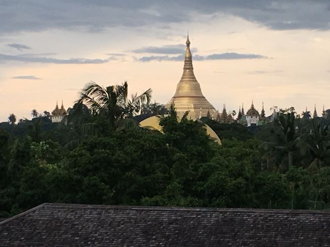以前から訪問してみたかったミャンマー。<br />eビザ申請でビザ取得が簡単に出来るらしい！<br />これは行けるときに行ってしまおうという事で、雨季真っただ中のヤンゴンへ行ってみました。<br />結果的には雨の影響をそれ程受けることも無く、ヤンゴンを楽しむ事が出来ました！<br />ただ暑さには参りました・・・<br />タンザニアが今乾季なので体感的にとにかくアフリカよりも暑い！！！<br />でもミャンマーの方、これほどの湿度の中それほど汗かいてないんですよね！！<br />何でだろう？私はビシャビシャです（笑）<br /><br />