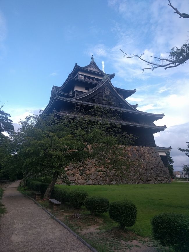 　2017年8月に行ってきた、主に史跡巡りをテーマにした旅行記です。<br />　出雲(島根)、備中、備前(岡山)、安芸(広島)、周防(山口)と回ってきました。<br /><br />　足立美術館→(出雲大社)→松江城→備中松山城→(頼久寺)→後楽園→岡山城→(閑谷学校)→原爆ドーム→広島城→(縮景園)→宮島→錦帯橋→岩国城。<br /><br />　以前から行きたかった中国地方の史跡をピックアップしたのですが、旅の途中で行きたいところ(括弧で括った場所)が増えてしまい、とても忙しい旅でした。<br /><br />　前回同様、記憶から記録に起こすことで、改めて旅を追体験し、思い出にしておこうかと思います。<br />