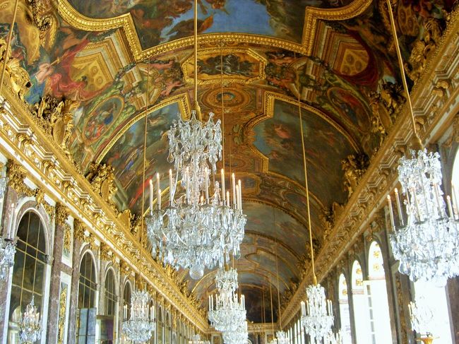 恒例の夏の母娘で行く海外旅行。<br />初めてのヨーロッパ旅行、フランスの記録です。<br /><br />第４弾は絢爛豪華なヴェルサイユ宮殿です！<br />その美しさ、豪華さに圧倒されました。