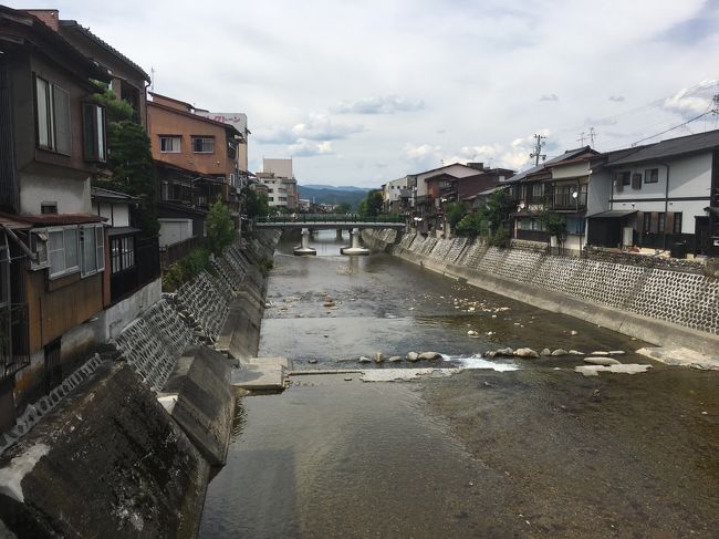 　祇園祭を堪能した翌日は、京都駅から、特急ワイドビューひだに乗って、高山駅へ<br />　高山の駅周辺を散策し、飛騨国一ノ宮の水無神社に参拝<br />　そして、JR高山本線を乗り継いで、富山駅に向う<br />　翌日は、越中国一ノ宮である雄山神社前立社壇、雄山神社中宮祈願殿、気多神社を廻った