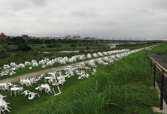 昨日の多摩川の花火大会は<br />結局ゲリラ的雷雨を受けて中止になってしまいました。涙。<br /><br />朝早くから場所取りしていた人もたくさんいて、<br />日中は晴れて暑かったので<br />熱中症とか大丈夫なんだろうかと思っていたくらいなのに、<br />夕方からいきなりの雷で全く残念です。<br /><br />前日の雨のせいで片付けもままならなかったろうなと<br />会場の様子がどうなっているのか気になったので<br />今朝は開催されなかった祭りのあとの様子を<br />見に行ってきました。