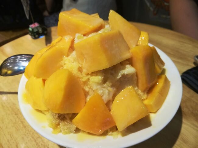 夏休み家族旅行は台北で食い倒れ!<br />今回は夫婦+娘2人(13歳・5歳)の4人です。<br />昨年春に長女を置いて台湾へ行き<br />「美味しいものいっぱいだったよ~」と話していたら長女が「行きたい!」<br />お~、4人いたら色々食べられるな♪<br /><br />8月14日 小松19:30→台北21:50(エバー航空)<br /> グッドライフホテル2泊<br /> ハワードプラザホテル2泊<br />8月18日 台北14:40→小松18:30 <br /> グランドホテル白山1泊