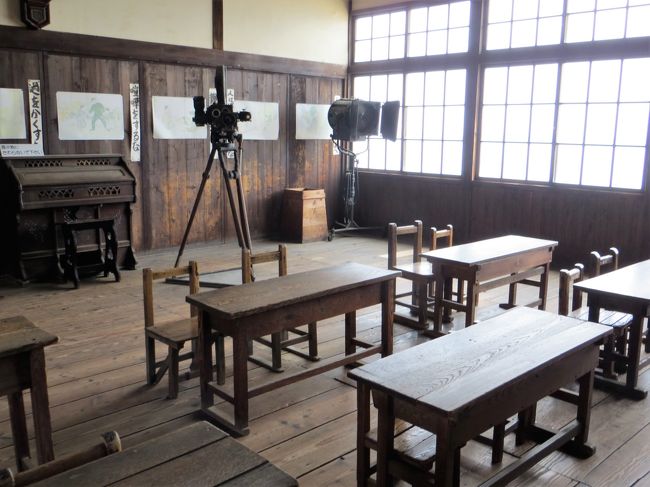 数年前から復活した 大人の合宿で<br />今回 訪れた小豆島は 見どころたっぷり<br /><br />二日目です<br />午前中は角田光代さん原作の 八月の蝉の 舞台としての小豆島<br />午後は 二十四の瞳の 舞台としての小豆島を 回りました <br /><br /><br />DAY 1 <br />昼間 金毘羅宮訪問<br />夕方 高松から小豆島へ http://4travel.jp/travelogue/11172770<br /> <br />DAY 2<br />昼間 小豆島観光 http://4travel.jp/travelogue/11272802<br />夕方 小豆島から神戸へ<br /><br />DAY 3<br />昼間 姫路城訪問<br />夕方 東京へ戻りました