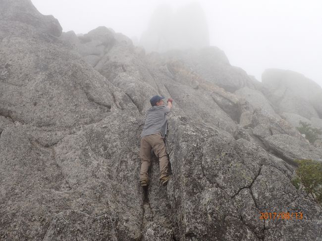 前週の北アルプス蝶ケ岳は、正直厳しかったが、南アルプス鳳凰三山は、ゆったりめの行程で人数も少なかったので、縦走を楽しむことが出来た。<br />１泊２日で薬師岳、観音岳、地蔵岳を縦走する中級Ｂコースというのもあるようだが、そこを２泊３日で回るため、中級Ａコースという次第。<br />人数は、♂３名・♀７名と相変わらず女性上位だが、合計１０名なので、ガイドと添乗員の目も行き届いていた。<br />ここまで、東京は、８月毎日雨と不順な天気が続いているので、致し方ないが、鳳凰三山も曇りがちで初日後半は、雨に見舞われた。聞くところによると、南アルプスの金峰山・瑞牆山は、ゲリラ豪雨に見舞われたようで、それよりはましかなと思った。残念ながら濃霧がひどく、山に来て山が見えないという状態だったが、一行での懇親会とかもあり、楽しく過ごせた。<br />地蔵岳では、オベリスク５合目？まで、トライすることもできて貴重な体験ができた。眺望が良ければ、なお良かったのになぁ。<br />山小屋は、南御室小屋と鳳凰小屋に泊まったが、アクセスの悪さを考えると設備・食事ともあんなもんかなぁと思った。