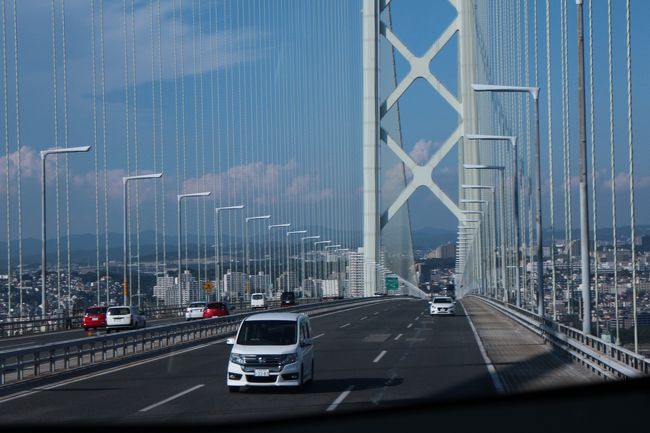 淡路島へのルートは明石海峡大橋を走る高速バスが便利。三宮駅前から神姫バス、淡路交通、新神戸駅発着でJRバス、本四海峡バスが走る。それに加え、島を通過し四国各地へのバスもある。<br />今回乗車するバスは、淡路交通担当、神姫バス三宮ターミナルから洲本高速バスセンター行。<br />明石海峡大橋や海の風景を楽しみながらのひととき。