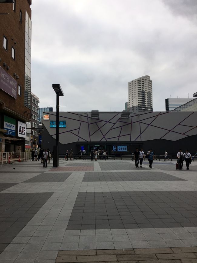 テレビで見て早速、『vr zone shinjyuku』へ。<br />取るか取らないか最後まで悩んだ。<br />だってキャンセルや変更きかないんだもの。<br />何でも最初はそうなのかしら?<br />だって『kizzania』もそうだった。<br />でも行って見よう!<br /><br />場所は思ったよりも奥だった。<br />一体何があった場所だろう?<br /><br />まあ、そんなことはいいか!<br />思いっきり取り乱してきましたよ!!