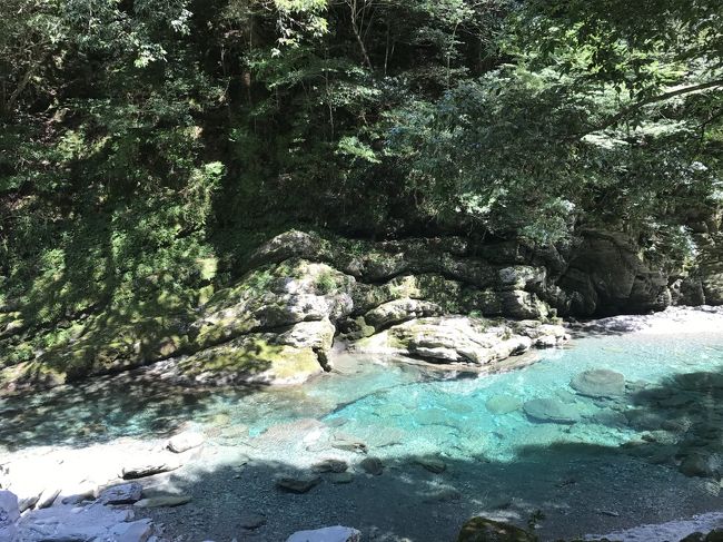 相方と合わせて、お盆休みを少しずらして取りました。<br />基本的に行きたい場所、見たい物が合わないのですが、両方の希望を盛り沢山に詰め込んだ1泊2日の四国弾丸旅行に行ってきました。<br />相方と出かけるとついつい買い食いが多くなってしまいます…<br /><br /> 瀬戸大橋から四国IN<br /> 香川 さぬきうどん、丸亀城、銭形<br /> 愛媛 梅津寺駅、松山城、道後温泉<br /> 高知 絶景 仁淀ブルー <br /> 徳島 鳴門大橋から四国OUT