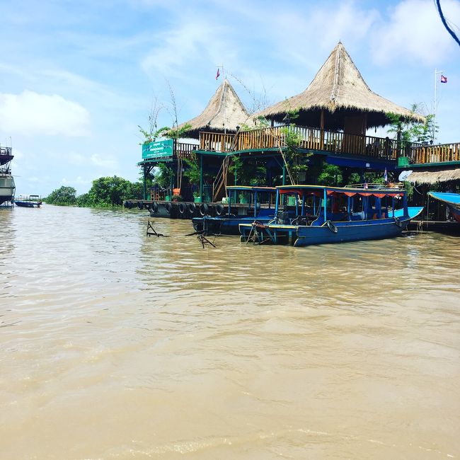 トンレサップ湖とベンメリア遺跡プライベートツアー<br />トンレサップ湖とベンメリア現地ツアー<br /><br />日本の皆様、カンボジアの雨季の8月から乾季に入った11月まではトンレサップ湖クルーズツアーはとても素晴らしいですよ。<br />ボートに乗ると湖の水量は多く、マングローブの森が美しいです。水上生活の住居、そして水上学校も自然豊かです。<br />トンレサップ湖クルーズツアーにご参加頂くために朝9時にホテルのロビーにお迎えに上がります。<br />トンレサップ湖クルーズツアー後にシェムリアップ市内のオルードマーケットでショッピングをお楽しみ頂きます。<br />オルードマーケットの後、安くて美味しい中華料理屋にご案内します。ラーメンは＄2、チャーハンは$2.50です。<br />焼きギョーザは＄2です。値段は安く、美味しいです。<br />昼食後に天空の城ラピュタのモデルになったベンメリア遺跡をご観光頂きますが、その途中にカンボジアの民家を訪問することが出来ます。<br />ベンメリア遺跡の入場券は＄5です。<br />ベンメリア遺跡は雨季のみどりが素晴らしいです。<br />遺跡見学後にシェムリアップ市内のラッキーモールをお楽しみ頂きます。<br />その後、日系人のレストランのモロッポーカフェレストランで安くて美味しい日本料理をお召し上がり頂きます。<br />シェムリアップの日本語ガイド ブンラット トムおすすめの現地ツアーにお申し込み下さい。ご連絡をお待ち致しております。