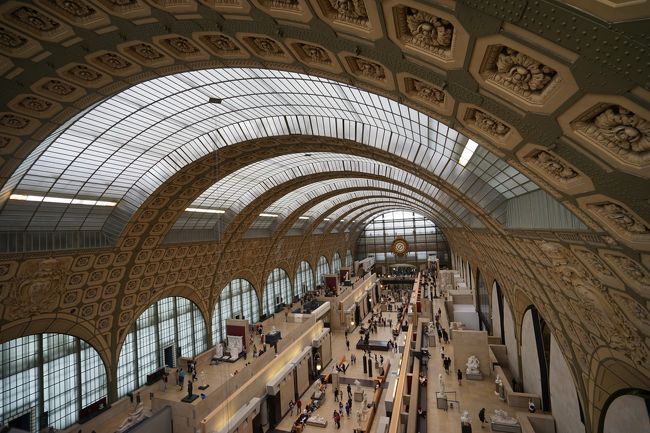 オルセー美術館の旅行記のつづき、ルノワール編です。<br />ピエール＝オーギュスト・ルノワールは、フランスの印象派の画家ですが、ゴッホやダヴィンチ、ピカソなどと並んで最も有名な画家の1人ともいえます。生涯におよぶ作品数は4000点を下らないだろうと言われており、世界各地の美術館にその作品が収蔵されていますが、やはり代表作はここオルセー美術館にあります。<br />昨年（2016年）国立新美術館で開催された「オルセー美術館・オランジュリー美術館所蔵　ルノワール展」へは3回も行きましたが、いくつかの作品に再会できました。
