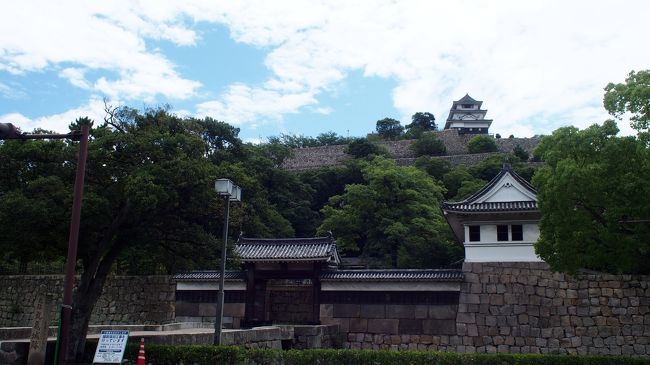 夏休み!!!<br />ダンナの夏休みに合わせて、中国四国地方を電車で旅してきました!<br />中国四国地方は広島県と山口県しか行ったことがなかったのでワクワクドキドキ!!<br /><br />ですが、ほぼ、お城とマンホールカードを巡る旅になってます(笑)<br /><br />しかも、ノロノロ台風の影響なのか、夏の中国四国地方がこんなに暑いとは・・・(笑)<br /><br />2日目は、岡山県から香川県へ突入し、愛媛県に泊まる大移動~。<br />電車の時間、マンホールカードの配布時間、日本100名城スタンプの<br />押せる時間との戦いじゃーーー!<br /><br />【今日のルート】<br />(宿)ホテルグランヴィア岡山 ⇒ 岡山駅 ⇒ 児島駅 ⇒ 倉敷市児島公民館<br />⇒ 児島駅 ⇒ 丸亀駅 ⇒ (食事)手打ちうどんつづみ ⇒ 丸亀市役所<br />⇒ 丸亀城 ⇒ 丸亀駅 ⇒ 観音寺駅 ⇒ 観音寺市役所 ⇒ 観音寺(つづく)<br /><br />【中国四国旅行記】<br />1日目 http://4travel.jp/travelogue/11268393