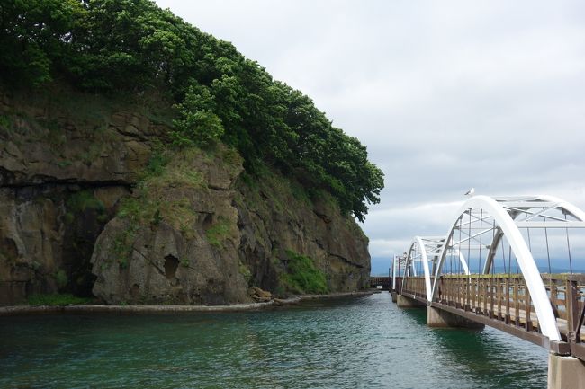 春に長期休暇を取ったので夏休みはプチトリップ。<br />天気に恵まれず函館の夜景は見られなかったけれど、のんびり日頃の疲れを取る旅になりました。<br /><br />この旅行記を書き始めたころにセゾンカード会員誌「express」9月号が届きましたが、ちょうど江差がピックアップされていました。<br />その中から一節を引用させていただきます。<br />　春3月。産卵のために大挙して浜に押し寄せたニシンの群れは、一斉に放精し、海は真っ白にになったと聞く。町中が浮き立つ豊漁のしるし、それは北国に春を告げる知らせでもあった。今年その「群来」が、実に104年ぶりに見られたという。