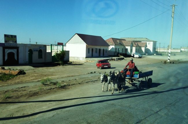 3日目。　今日はトルクメニスタン入国だ。<br />　↑馬車・ロバ車がいっぱい走ってる(ウズ側)<br />9時頃ウズべキスタン側イミグレに着く。ここからは撮影禁止。<br />まだ開いていないようで…しばし待機。少し経つと地元のおばちゃんが入って行ったので私達も続く。ウズ現地ガイドさんとはここでお別れ。<br />9時に開門らしいのだが係員も遅れ気味にパラパラと出勤してきた。<br />厳しいのかトロいだけなのか判らない出国審査後、少し歩いて<br />今度は早速大統領の肖像が掲げられているトルクメニスタン側イミグレだ。<br />ローカル駅の待ち合わせ室のような所で待機。<br />「変な物持ち込んだりしたらこうなるぞ」と捕まった人の写真が貼られている。<br />