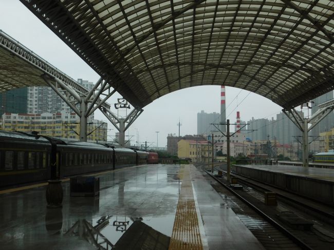 中国と香港を結ぶ高速鉄道の建設が延期を繰り返し、どうやら２０１８年開業のよう。となれば中国の車両が香港に乗り入れるのも最後となるでしょうから、今年のお盆休みは香港に行こうと（実は去年から）考えていました。香港には福岡からＬＣＣが飛んでいるのですが、往路が極めて高い。となれば鹿児島出発は見なかったことにして、安上がりルートを考えたときに韓国中国経由を思いつきました。肝心の香港は実働７時間半です。中国の予約サイトc-tripで寝台が予約ができたのも、このわけのわからない旅程を組んだきっかけとりなりました。「サマーバーゲンきっぷ」を使いたいがために（福岡空港８：５０に間に合わせるのも少し怖かったため）ゼロ泊して毎晩夜行列車で０泊５日一本勝負！中国東方航空で青島に飛んだものの、中国はずっと雨でした。寝台列車に乗って湖北省まで１４時間の旅です。<br /><br />きっぷ：サマーバーゲンきっぷ＆ＬＣＣ＆普通乗車券<br />旅程概要<br />08.11：川尻～熊本～博多<br />08.12：博多～箱崎～貝塚～福岡空港～大邱空港～峨洋橋～東大邱～天安～ソウル首都圏～益山～<br />08.13：益山～水原～仁川～ソウル首都圏～仁川空港～青島空港～青島～<br />08.14：麻城～九江～<br />08.15：深セン（土へんに川）～香港～福岡空港～博多～熊本～川尻