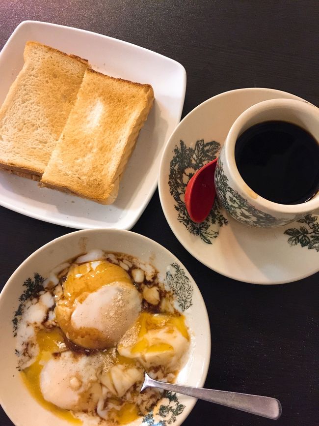 こんな甘ったるいもの、朝から食べられるか！と昔は思っていたときもあったが、10年もシンガポールに生活していると、口にしただけで、「おぉ、heavenラー」となる。馴れってこんなもんだ。カヤを初めて口にしたのはアメリカ留学中にシンガポール人の友人に貰ったとき。バターとのハーモニーに唸ったあの時にきっとすでにシンガポールに行くことが運命付けられてたんだな。<br /><br />①Four Seasons Cafe<br />②Kopi Xpress<br />③YY Kafei Dian(喜园咖啡店)<br />④Toast Hut<br />⑤Keng Wah Sung（瓊華昌）<br />⑥Wu Shi Nian Dai (五十年代咖啡)<br />⑦Ya Kun Kaya Toast<br />⑧Ah Kong Den<br />