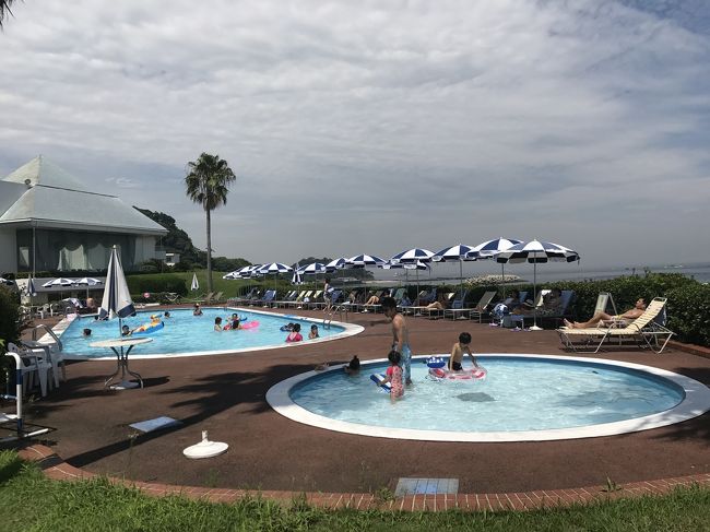 3月ハワイ旅行のホテル手配が完了したので雰囲気がちょっとだけ似ている観音崎京急ホテルへ。<br />この夏最後になるであろうプールを涼しくなる前にエンジョイ。<br />水着を着て自分の身体のだらしなさにガックシ、3月までに身体を鍛える事を秘かに誓ったのであります。(お酒控えようかな)<br />シャワールームもあり、タオルも無料で貸して貰えます。(二枚目は100円)<br />シャンプーもキシキシしない上質シャンプーでした。