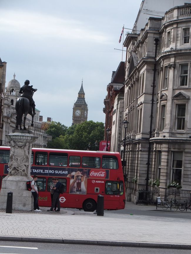 17年前にイギリスで1年留学していました。一人で見知らぬ国へ。英語も出来ず心細かったあの頃(よく行ったなぁと今思う(笑)その時にお世話になったご家族と、今もずっと連絡をとりあっています。<br />「またいつか会いに行くからね！」と。その後2回くらい会いに行きましたが、その後私の結婚・出産でなかなか時間もとれず、13年の月日が流れました。。。<br />そしてついに！再び友人に会いにイギリスへ！旅の計画は1年前から始めました。備忘録を兼ねて旅行記にします。<br />私・夫・長女12才・次女9才・長男6才・私の両親、合計7人の旅の始まりです。<br /><br />8/12(土):成田発→インチョン→ヒースロー。友人宅へ一泊<br />8/13(日)：友人宅でゆっくり過ごす。友人宅泊<br />8/14(月)：オックスフォード→ストウオンザウォルド→チッピングカムデン<br />8/15(火)：チッピングカムデン→ブロードウェイ→バーフォード→ロンドン<br />8/16(水)：ロンドン・ノッティングヒルB&amp;B→ロンドン観光<br />8/17(木)：午前中ロンドン観光→ヒースローへ<br />8/18(金)：インチョン→成田→我が家に帰宅