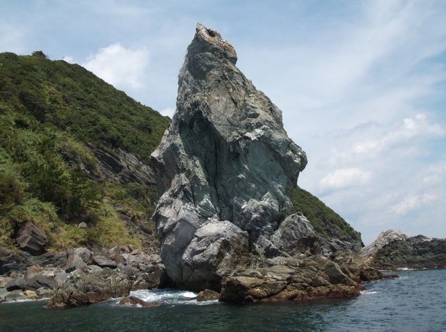 淡路島の土生港から連絡船で沼島へ。島の周囲の奇岩を巡る「おのころクルーズ」をしました。事前の予約は沼島総合観光案内所　吉甚でどうぞ。