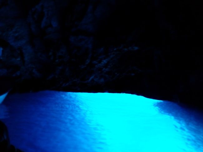 クロアチアのザグレブからモンテネグロ、スロベニアを経由してイタリアへ、途中で世界遺産をはじめ自然、街歩き、アドリア海、ユリアンアルプス等をぶらつく。暑いが湿気が少なく過ごしやすい。青の洞窟やブレッド湖をまわりやはり自然が好きなことを再確認した旅行でした。クロアチアで最もよかった所がこのスプリット、古い城塞都市の雰囲気がすごく気に入りました。また1dayツアー(102?)で行ける青の洞窟は必見です。この時は日光が良い角度で入り、本当にキレイに洞窟がブルーに染まりました。何故かここにいく日本人は少ないようですが手軽に行けて本当に美しい所です。