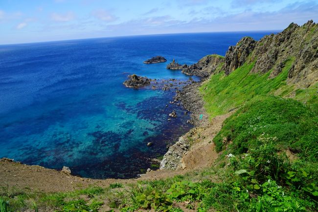 2017年夏，バイクで北海道を走ってきました！　昨年の［道東］に引き続き，今年は［道北］をぐるりとめぐりました。<br /><br />【６日目】<br />今日はバイクを宿に置いて「岬めぐりコース」というトレッキングコースを歩きます。最北限のスコトン岬からスタート。ゴロタ岬を通り，澄海岬(すかいみさき)へと行く中で，数々の絶景に出会いました。