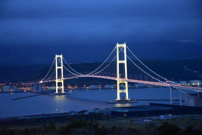 日本七大工場夜景のひとつが室蘭にあります。<br /><br />港の周囲に鉄鋼業、造船業、石油化学工場などが林立し、光り輝く保安灯が工場の造形美を作り出しています。<br />室蘭港に架かる白鳥大橋は、夜になるとイルミネーションとライトアップで彩られます。<br /><br />室蘭にはさまざまな角度から楽しめる夜景スポットがあり、室蘭夜景見学バスは4箇所のスポットを巡ります。<br /><br />旅行記は、室蘭市観光情報、観光協会、室蘭ルネッサンスなどの資料を参考にしています。<br />