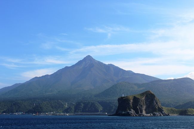 夫と長男の3人で夏休みの旅をしました。今年は利尻、礼文島2泊3日です。利尻、礼文は数年前から行きたかった所。猛暑の都会から離れて北へ逃避行(笑)のつもりだったのですが、意外にも暑かった日本の北端でした。<br /><br />今回は旅行会社のパックツアーを利用しました。人気のコースとみえて、たくさんの種類がありましたが、羽田から新千歳に飛び、乗り換えて利尻空港まで飛行機で行くコースにしました。飛行機を利用したのは、4トラの皆さまの旅行記を見て、稚内から島に渡るフェリーに酔ったとあったからです。何しろ私は酔う派。楽しい旅行に気分が悪くなってはかなわない。実際には利尻島から礼文島へはフェリーを利用しましたが、海風が気持ちよくて全くその心配はなかったです。<br /><br />1日目 羽田 11:00発ANA → 新千歳 12:35 乗継 13:10発 → 14:00利尻空港着 富士野園地散策 鴛泊港15:10発フェリー → 礼文島15:50 (三井観光ホテル泊)<br /><br />2日目 礼文島ハイキング(澄海岬 江戸屋山道 スコトン岬 桃岩展望台 桃台猫台 地蔵岩) <br /> 香深港16:25発フェリー → 利尻島鴛泊港17:10 (ホテルあや瀬泊)<br /><br />3日目 利尻島一周 (姫沼 オタトマリ沼 南浜湿原 仙法志御崎公園)<br /> 利尻空港14:35発 → 新千歳15:25着 乗継 17:00発 → 羽田18:35着 <br /><br />