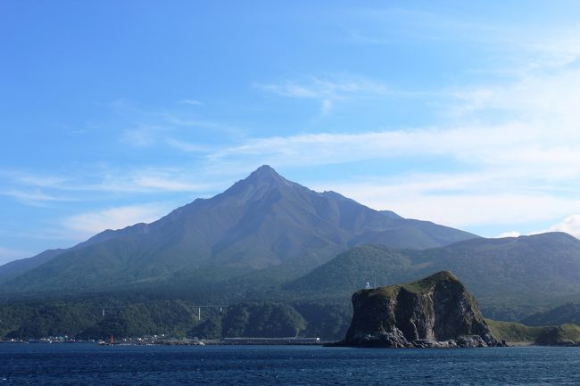 夫と長男の3人で夏休みの旅をしました。今年は利尻、礼文島2泊3日です。利尻、礼文は数年前から行きたかった所。猛暑の都会から離れて北へ逃避行（笑）のつもりだったのですが、意外にも暑かった日本の北端でした。<br /><br />今回は旅行会社のパックツアーを利用しました。人気のコースとみえて、たくさんの種類がありましたが、羽田から新千歳に飛び、乗り換えて利尻空港まで飛行機で行くコースにしました。飛行機を利用したのは、4トラの皆さまの旅行記を見て、稚内から島に渡るフェリーに酔ったとあったからです。何しろ私は酔う派。楽しい旅行に気分が悪くなってはかなわない。実際には利尻島から礼文島へはフェリーを利用しましたが、海風が気持ちよくて全くその心配はなかったです。<br /><br />1日目　羽田　11:00発ANA →　新千歳 12:35 乗継　13:10発　→　14:00利尻空港着　　　　富士野園地散策　鴛泊港15:10発フェリー　→　礼文島15:50　（三井観光ホテル泊）<br /><br />2日目　礼文島ハイキング（澄海岬　江戸屋山道　スコトン岬　桃岩展望台　桃台猫台　地蔵岩）　　　<br />　　　　 香深港16:25発フェリー　→　利尻島鴛泊港17:10　（ホテルあや瀬泊）<br /><br />3日目　利尻島一周　（姫沼　オタトマリ沼　南浜湿原　仙法志御崎公園）<br />　　　  利尻空港14:35発　→　新千歳15:25着　乗継　17:00発　→　羽田18:35着　　<br /><br />